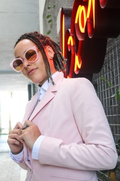 man_in_pink_suit_wearing_sunglasses-scopio-f43382a0-f0a9-4d2e-b300-c552496c532b-min woman in pink suit
