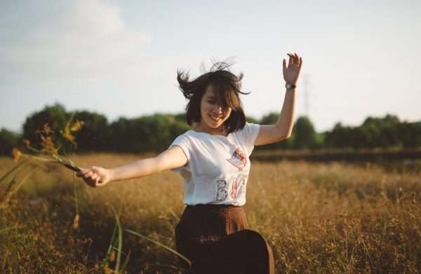 quan-nguyen-sGHnXezeo-Q-unsplash-min woman in field