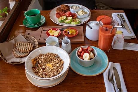 food_served_on_table-scopio-d301c689-b9ad-4fd9-87ce-2a27b6763e20-min healthy breakfast