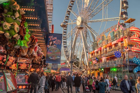 people_walking_on_street_near_ferris_wheel-scopio-426fc519-e31e-4c2a-9e35-2997aac09dd8-min amusement park