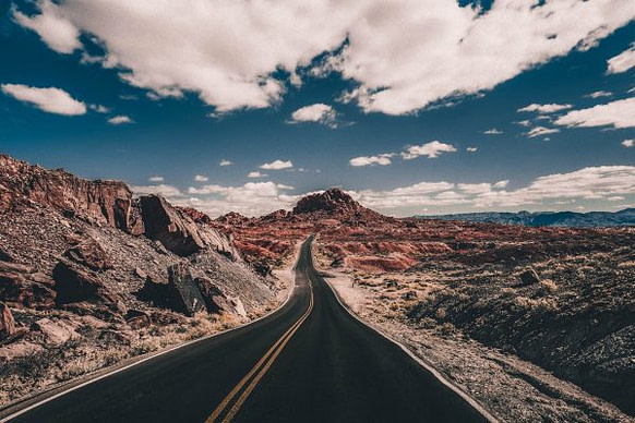 road_near_mountain-scopio-ee9a348c-f440-4e74-ae8e-2652c6c47302-min road trip view